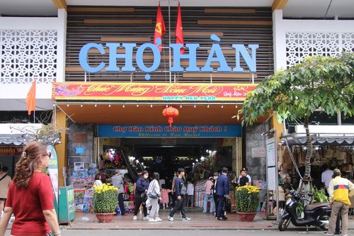Khách du lịch tấp nập tại chợ Hàn ngày 30 Tết
