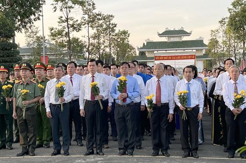 Lãnh đạo tỉnh Đồng Nai viếng nghĩa trang liệt sĩ, thăm các đơn vị ứng trực Tết