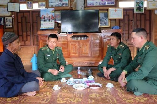 Xuân biên cương ấm tình quân dân
