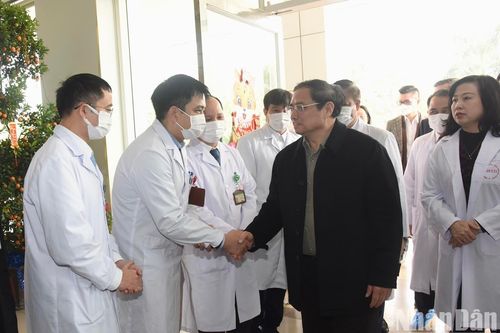 Thủ tướng Phạm Minh Chính thăm, chúc Tết tại Bệnh viện Bệnh nhiệt đới Trung ương.
