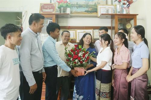 Cô giáoToàn của những người bạn Lào