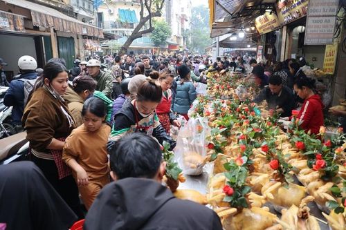 Chen chân mua gà cúng gần triệu đồng/con ngày 30 tết