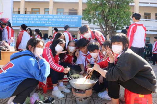 Bồi đắp tình yêu đất nước qua hoạt động gói bánh, chơi trò dân gian