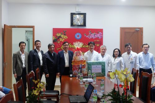 Lãnh đạo Đà Nẵng thăm đội ngũ trực giao thừa Tết Quý Mão