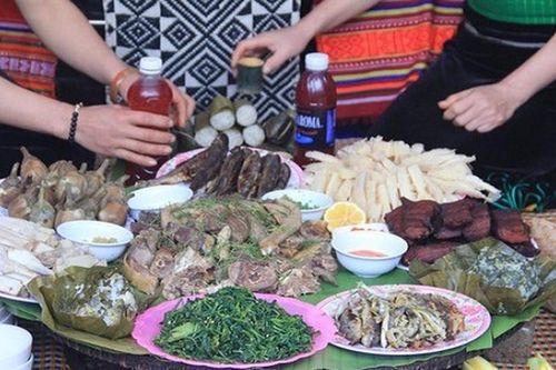 Rộn ràng nghi thức mổ lợn ăn Tết của người Mông