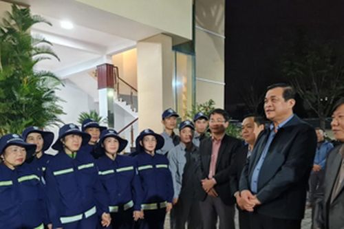 Bí thư Quảng Nam Phan Việt Cường tặng quà công nhân đêm giao thừa