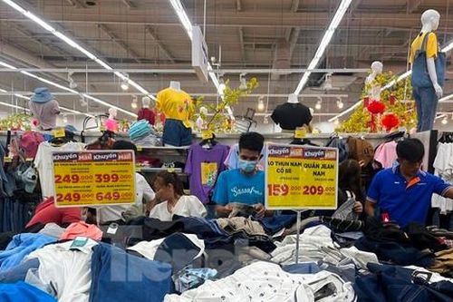 Cận Tết, 'tín đồ' thời trang săn sale tới tận nửa đêm