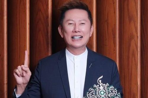 Ông Nawat và thông báo ở Hoa hậu Hòa bình lại bị chỉ trích