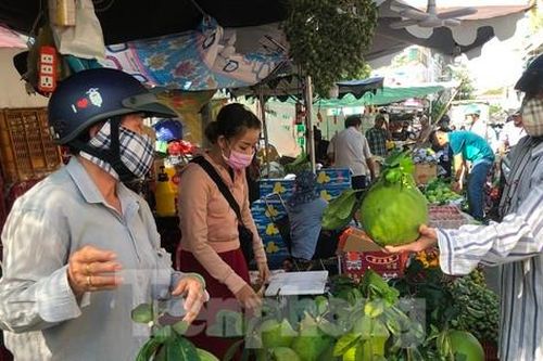 30 Tết: Phiên chợ cuối cùng tấp nập từ sáng sớm, trái cây 'nhảy giá' chóng mặt