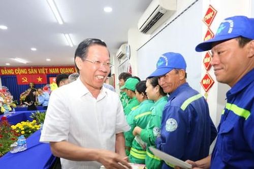 Rác gấp đôi ngày thường, công nhân vệ sinh TPHCM làm xuyên giao thừa