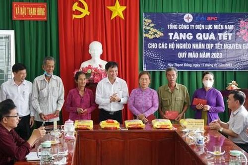 Ngành điện miền Nam thăm, tặng hàng nghìn suất quà Tết cho đối tượng chính sách và người nghèo
