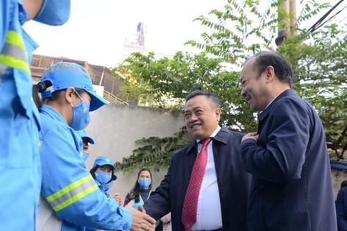 Chủ tịch Hà Nội thăm, động viên công nhân môi trường làm việc xuyên Tết