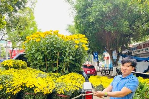 Người dân Đắk Lắk đổ xô mua hoa hạ giá chiều 30 Tết