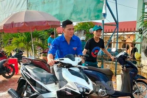 Đoàn thanh niên mang Tết ấm đến bệnh nhân nghèo, rửa xe gây quỹ giúp học sinh khó khăn