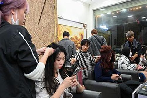 Cắt tóc gội đầu quá tải, trông giữ chó mèo 'cháy' phòng ngày Tết