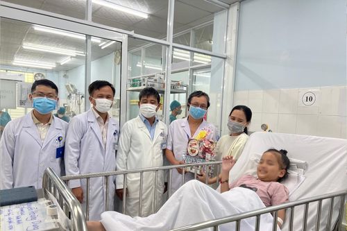 Bé gái bị liệt tứ chi sau 3 ngày sốt nhẹ