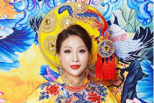Doanh nhân Khánh Linh duyên dáng trong tà áo dài Tết