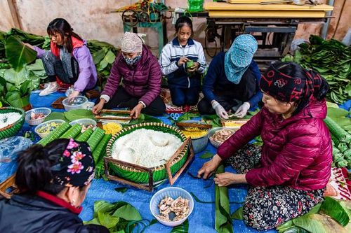 Cuối năm ghé làng gói bánh chưng nổi tiếng ở ngoại thành Hà Nội