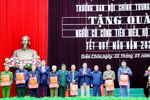 Head of the Central Committee's Internal Affairs Commission presents Tet gifts in Dien Chau district