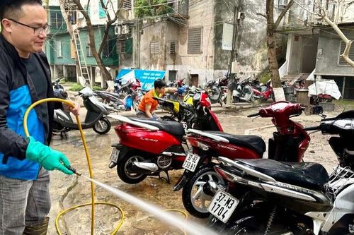 Dịch vụ rửa xe đắt khách đến tận trưa 30 Tết