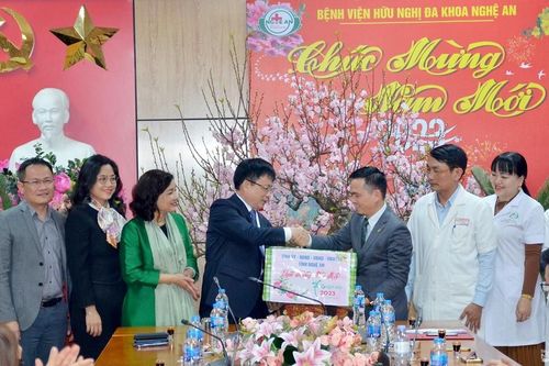 Phó Chủ tịch Ủy ban nhân dân tỉnh Bùi Đình Long thăm, chúc Tết cán bộ, nhân viên y tế làm nhiệm vụ trong đêm Giao thừa
