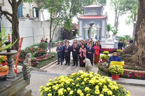 Lãnh đạo thành phố Hà Nội dâng hương nhân dịp Xuân Quý Mão 2023