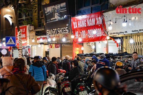 Người Hà Nội chen chân 'săn sale' thời trang trên phố cổ ngày cuối năm