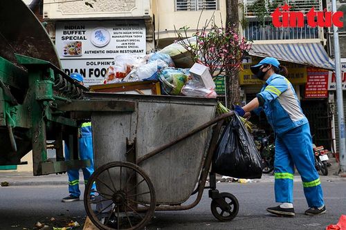 Công nhân vệ sinh môi trường làm việc vất vả ngày 30 Tết