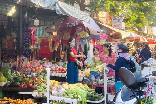 TP Hồ Chí Minh: Chợ truyền thống nhộn nhịp ngày 30 Tết