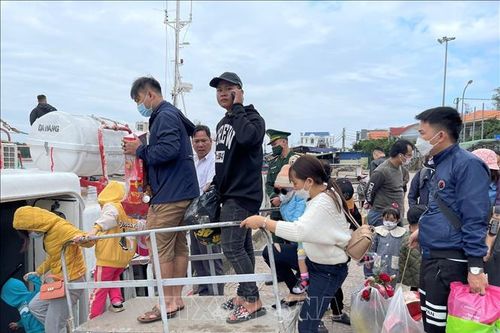 Những chuyến tàu cuối đưa người dân Lý Sơn về quê đón Tết Quý Mão