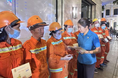 TP Hồ Chí Minh: Thăm và tặng quà cho công nhân vệ sinh, bác sỹ làm việc xuyên Tết