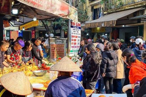Người dân chen chân mua gà ngậm hoa hồng cúng giao thừa
