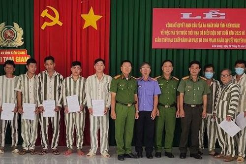 Kiên Giang: Giảm án tù và tặng quà cho phạm nhân dịp Tết Quý Mão
