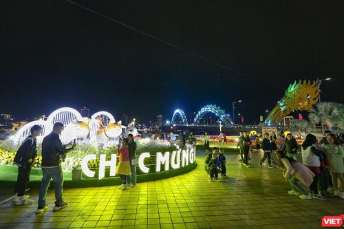 Người dân Đà Nẵng nô nức đổ về đường hoa Xuân đón giao thừa