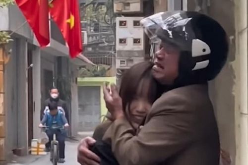 Chiều 27 Tết, người bố bật khóc nức nở khi bất ngờ nhận ra bóng dáng quen thuộc trước cửa nhà