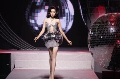 Loạt váy áo đẹp nhưng bất tiện vô cùng của sao Việt: Đỗ Hà phải đứng 2 tiếng, Hương Giang đi lại khó khăn
