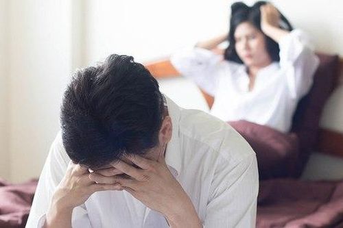 Tôi nhắc đến chuyện về nhà nội ăn Tết, chồng gắt gỏng, ôm gối ra ngủ riêng