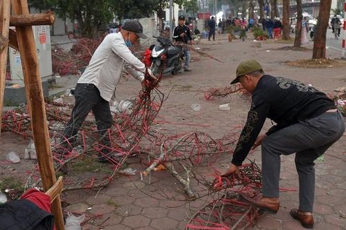 Tiểu thương bẻ đào, vặt nụ sau khi bị ép giá chiều 30 Tết