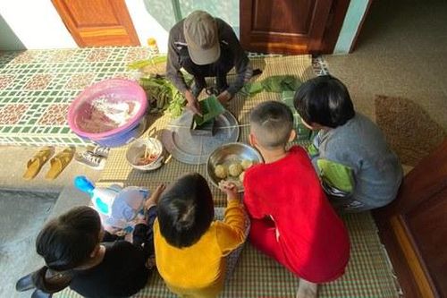 Các em bé háo hức trải nghiệm một cái Tết hạnh phúc bên ông bà