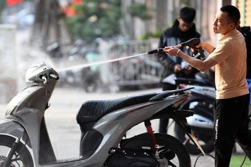 Chiều tất niên, nhiều cửa hàng rửa xe phải từ chối nhận khách dù giá rửa khá cao