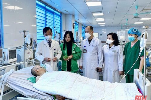 Bệnh viện Đa khoa tỉnh Thanh Hóa tặng quà cho bệnh nhân điều trị trong dịp Tết Nguyên đán