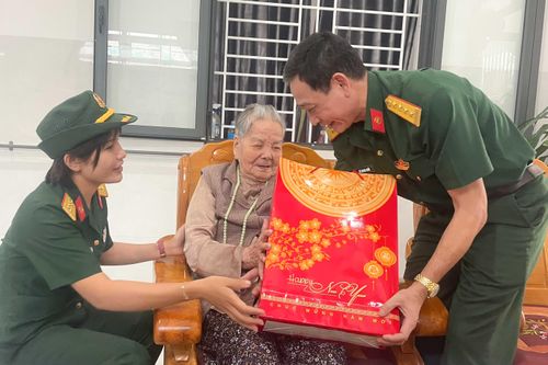 Trường Sĩ quan Thông tin triển khai hoạt động chăm lo cho gia đình chính sách nhân dịp Tết Nguyên đán
