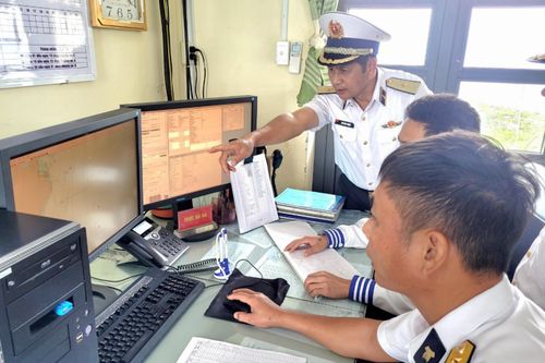 Chính ủy Vùng 4 Hải quân kiểm tra công tác sẵn sàng chiến đấu tại Trạm Rada 570