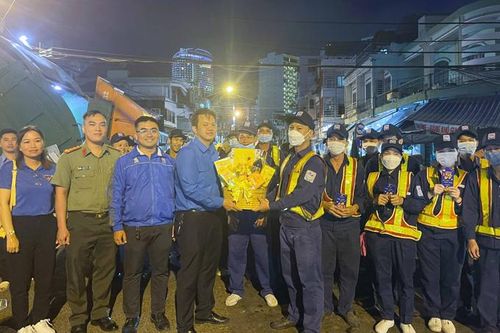 Tỉnh đoàn Khánh Hòa thăm, tặng quà các đơn vị làm nhiệm vụ đêm giao thừa