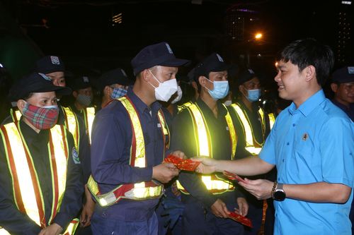 Thăm, động viên người lao động làm việc xuyên Tết