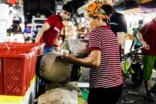 Phận cửu vạn kéo hàng xuyên đêm đông giá rét, vẫn lo cái Tết thiếu bánh chưng