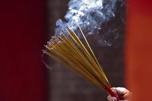 Khói hương gây hại thế nào cho đường hô hấp?