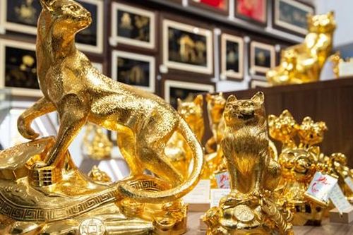 Tượng mèo dát vàng 24K giá chục triệu đồng đón Tết
