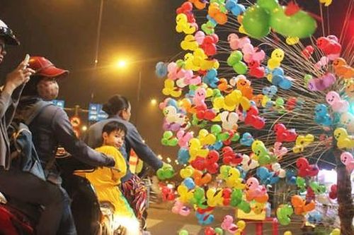 Những mặt hàng kinh doanh tạm bợ vẫn hái tiền triệu ngày Tết