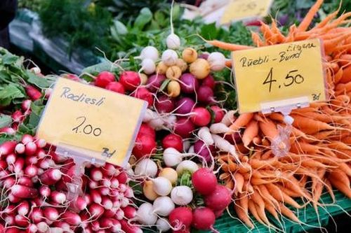 Theo chân người phụ nữ Việt đi chợ nông sản lâu đời của Thụy Sĩ: Hoa quả xanh tươi mơn mởn, gừng bán cả cây nhưng giá thì 'trên trời'